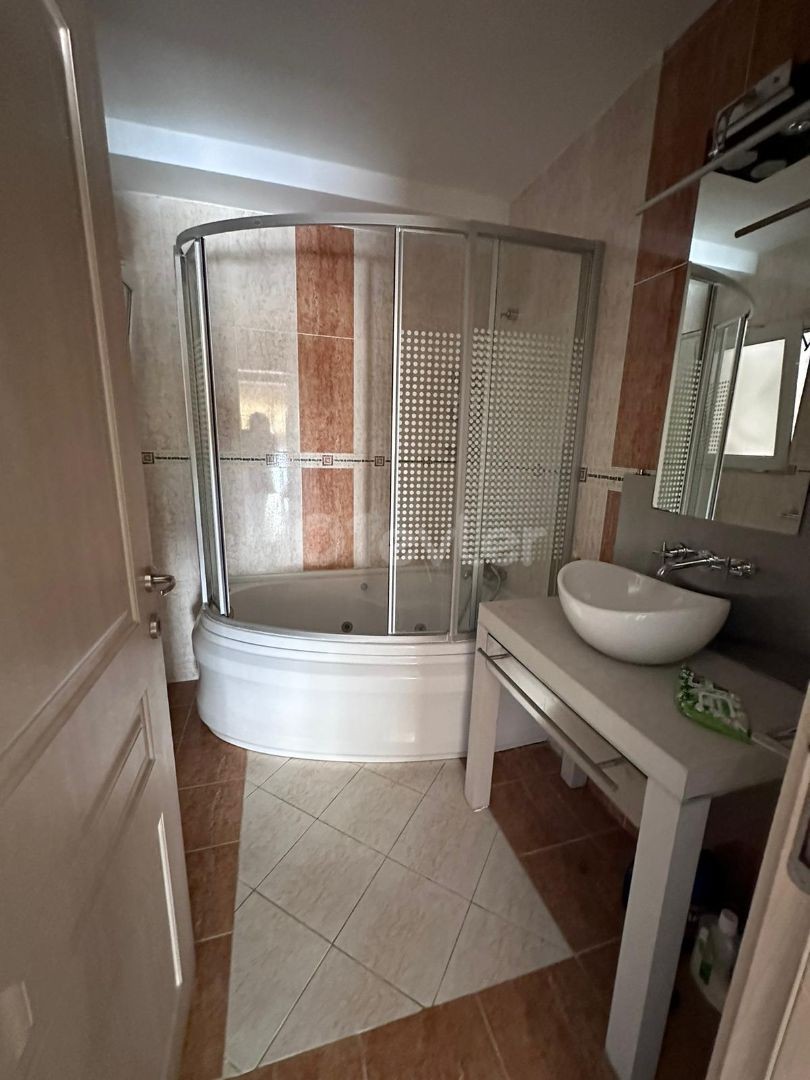 Girne Merkezde Satılık 3+1 penthouse,Muhteşem Deniz manzaralı , Denize sifir