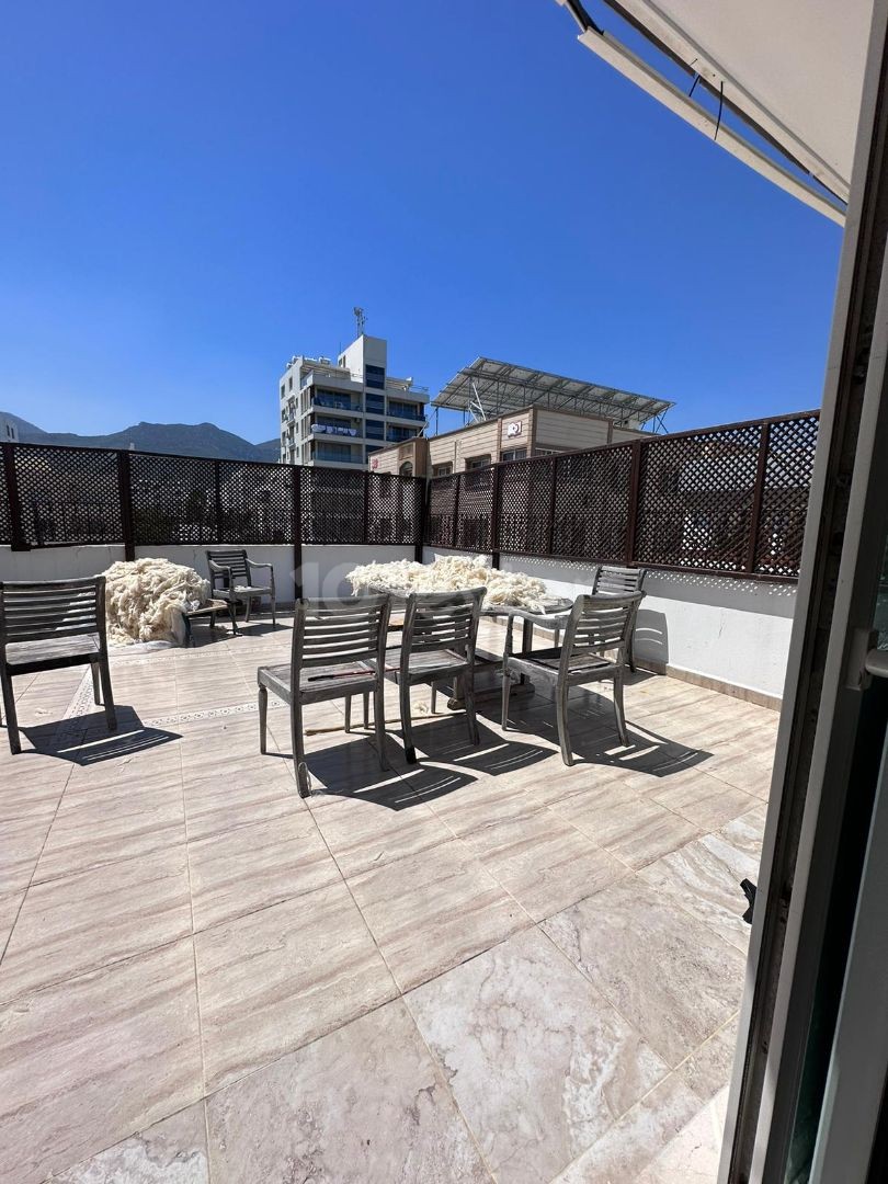 Girne Merkezde Satılık 3+1 penthouse,Muhteşem Deniz manzaralı , Denize sifir