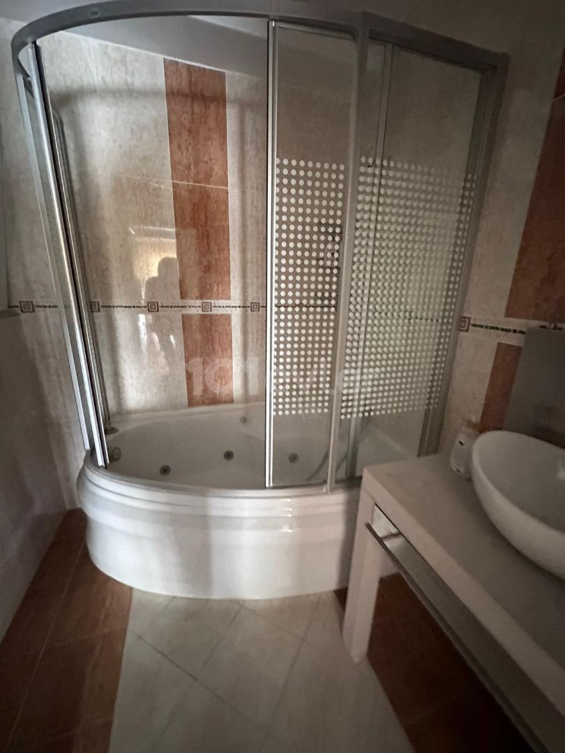 Girne Merkezde Satılık 3+1 penthouse,Muhteşem Deniz manzaralı , Denize sifir