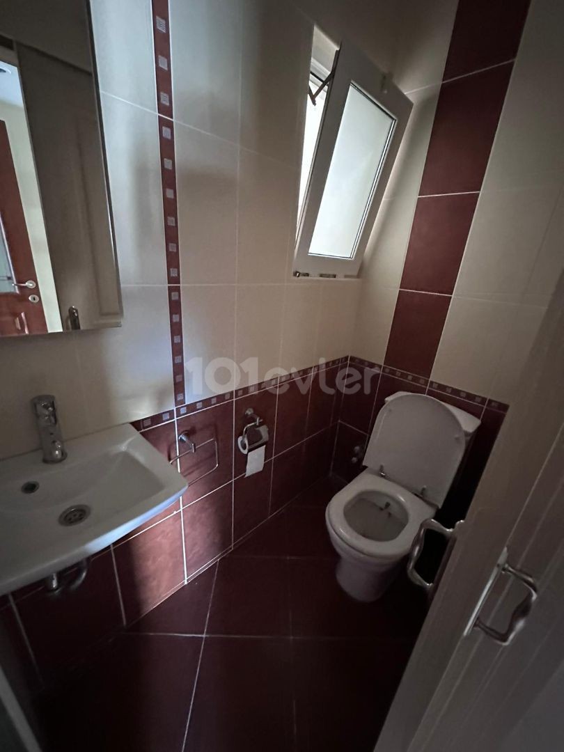 Girne Merkezde Satılık 3+1 penthouse,Muhteşem Deniz manzaralı , Denize sifir