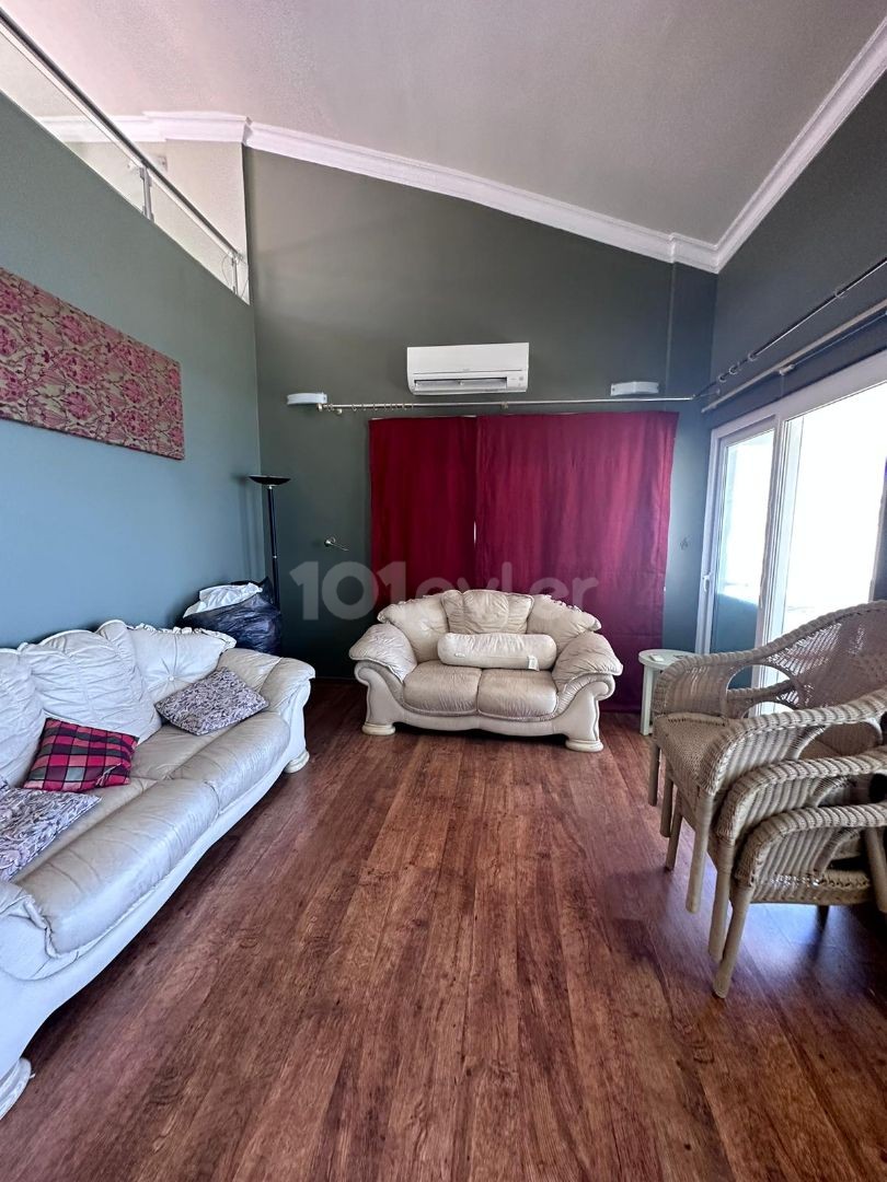 Girne Merkezde Satılık 3+1 penthouse,Muhteşem Deniz manzaralı , Denize sifir