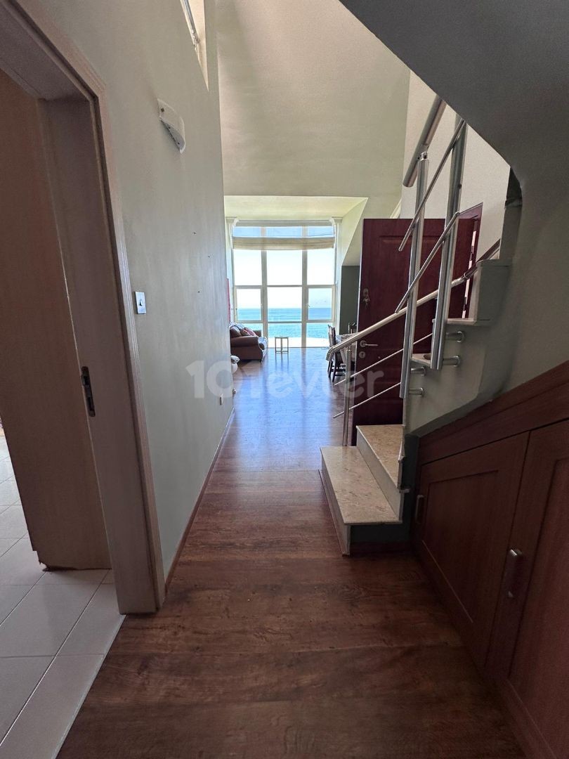 Girne Merkezde Satılık 3+1 penthouse,Muhteşem Deniz manzaralı , Denize sifir