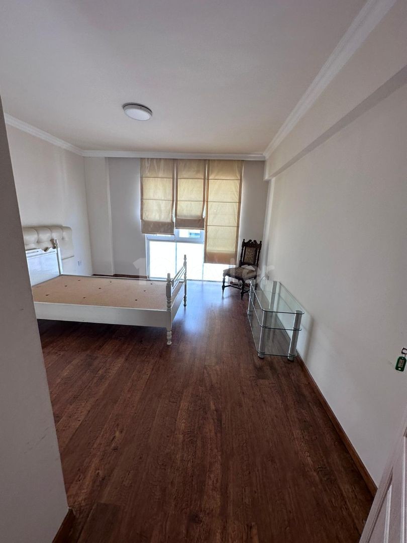 Girne Merkezde Satılık 3+1 penthouse,Muhteşem Deniz manzaralı , Denize sifir