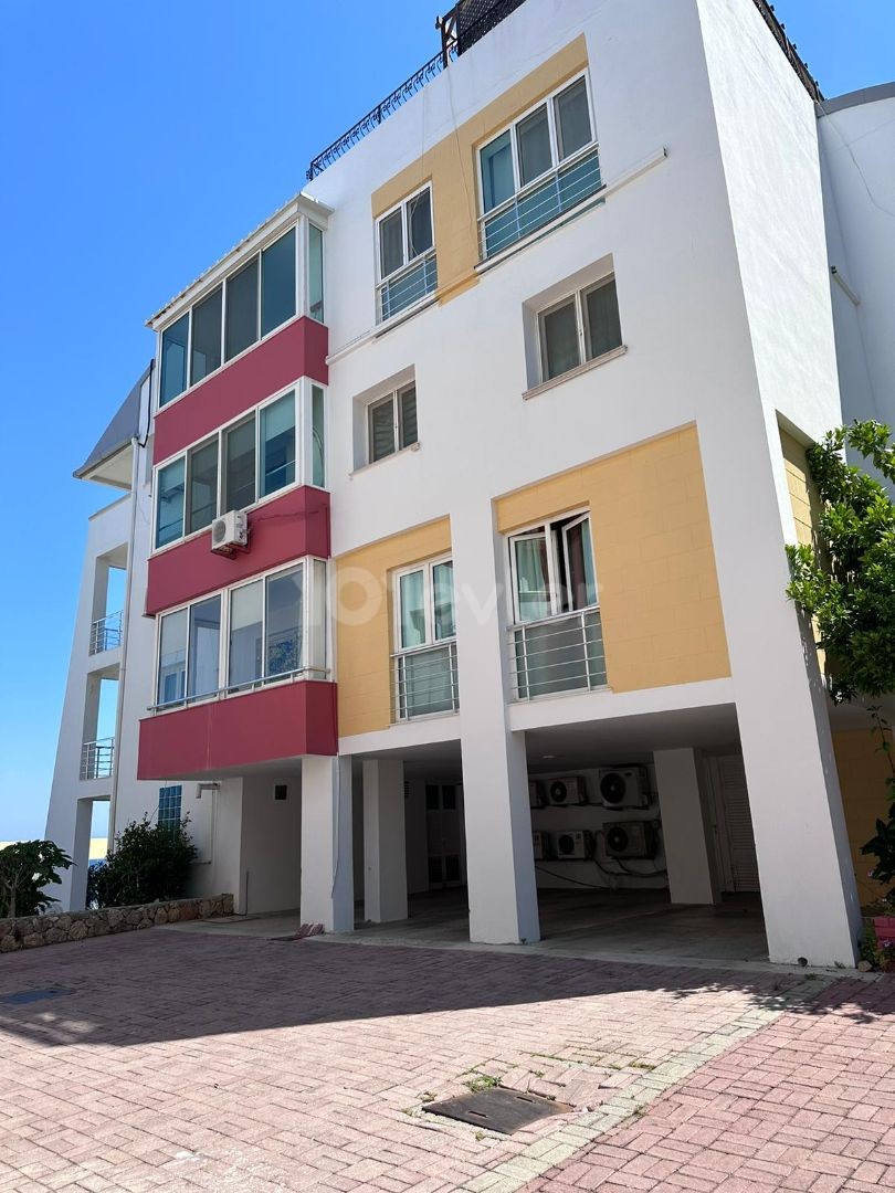 Girne Merkezde Satılık 3+1 penthouse,Muhteşem Deniz manzaralı , Denize sifir