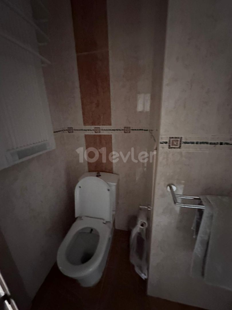 Girne Merkezde Satılık 3+1 penthouse,Muhteşem Deniz manzaralı , Denize sifir