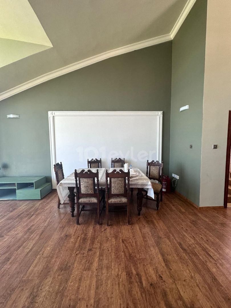 Girne Merkezde Satılık 3+1 penthouse,Muhteşem Deniz manzaralı , Denize sifir