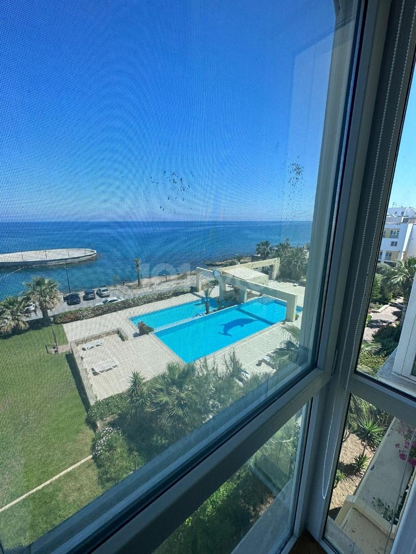 Girne Merkezde Satılık 3+1 penthouse,Muhteşem Deniz manzaralı , Denize sifir