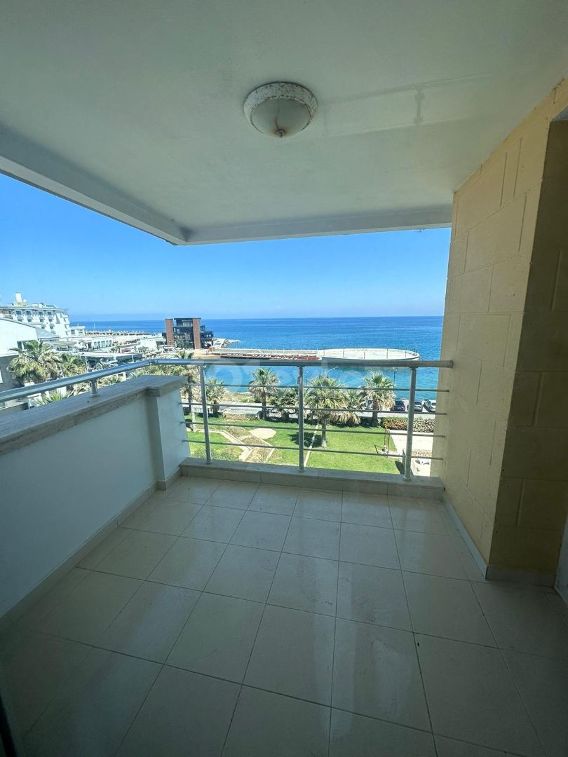 Girne Merkezde Satılık 3+1 penthouse,Muhteşem Deniz manzaralı , Denize sifir