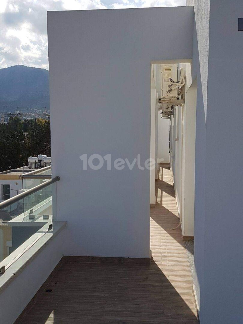  Ausgezeichnete 3+1 Penthouse-Wohnung zu verkaufen in Kyrenia Centre