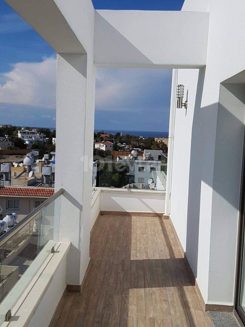  Girne Merkezde satılık mükemmel 3+1 penthouse daire