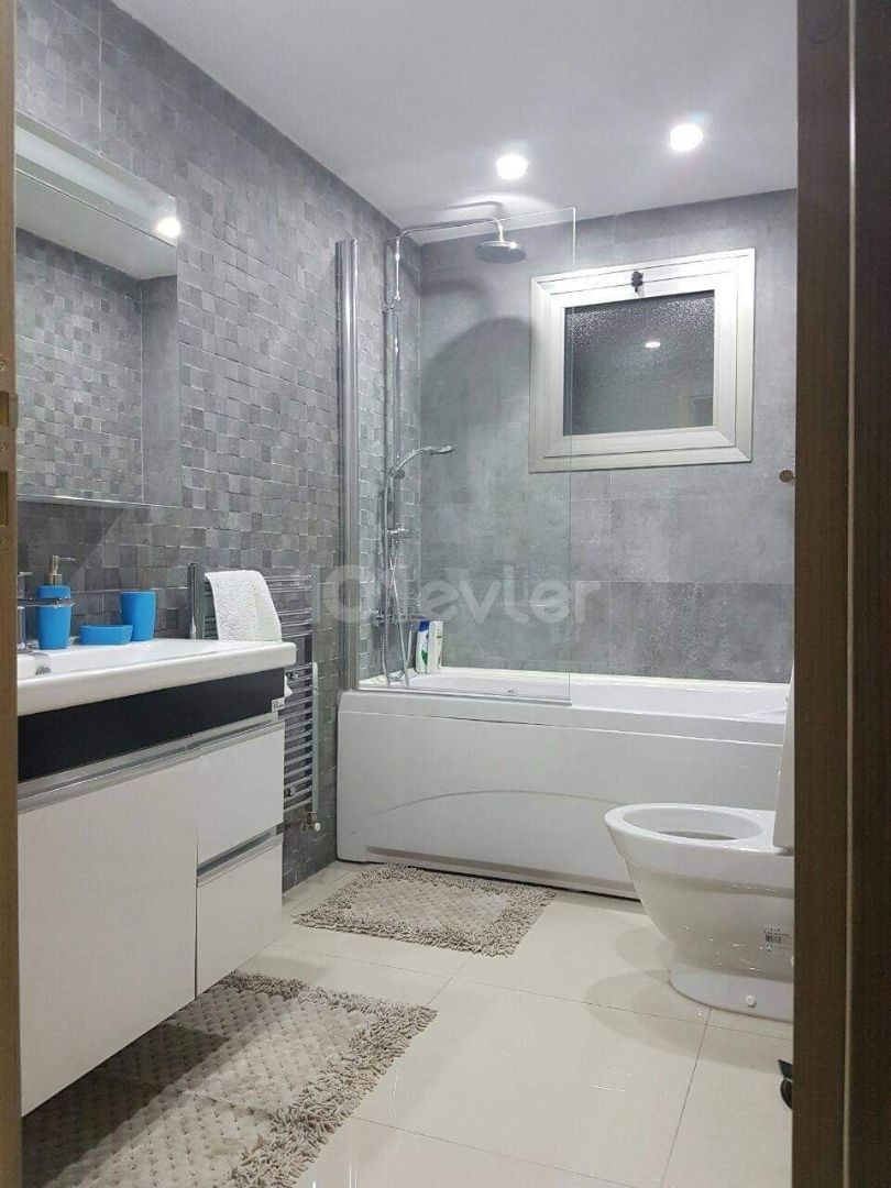  Girne Merkezde satılık mükemmel 3+1 penthouse daire