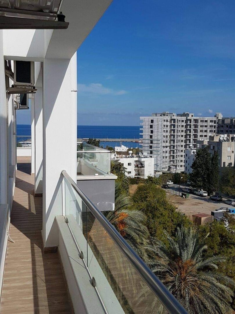  Girne Merkezde satılık mükemmel 3+1 penthouse daire