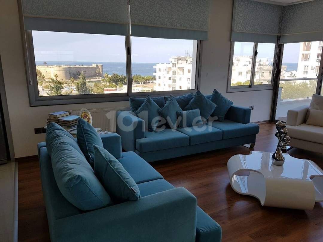  Girne Merkezde satılık mükemmel 3+1 penthouse daire