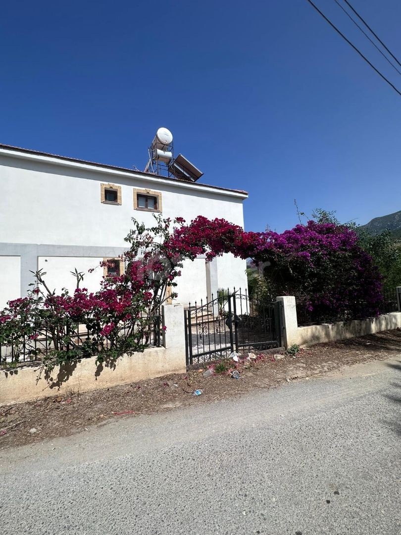 4+2 house for sale in Alsancak, 1 acre and 1 house in a plot of land !!!!!!