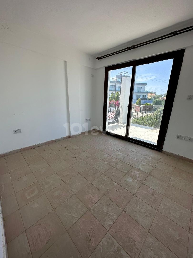 4+2 house for sale in Alsancak, 1 acre and 1 house in a plot of land !!!!!!