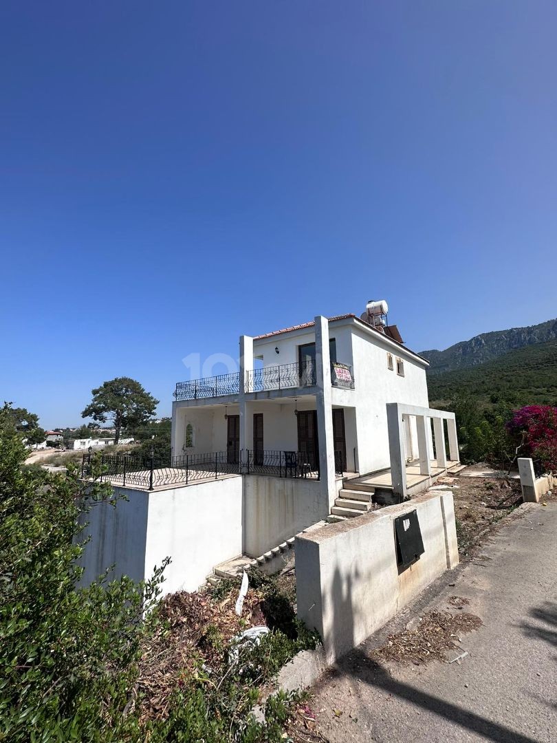 4+2 house for sale in Alsancak, 1 acre and 1 house in a plot of land !!!!!!