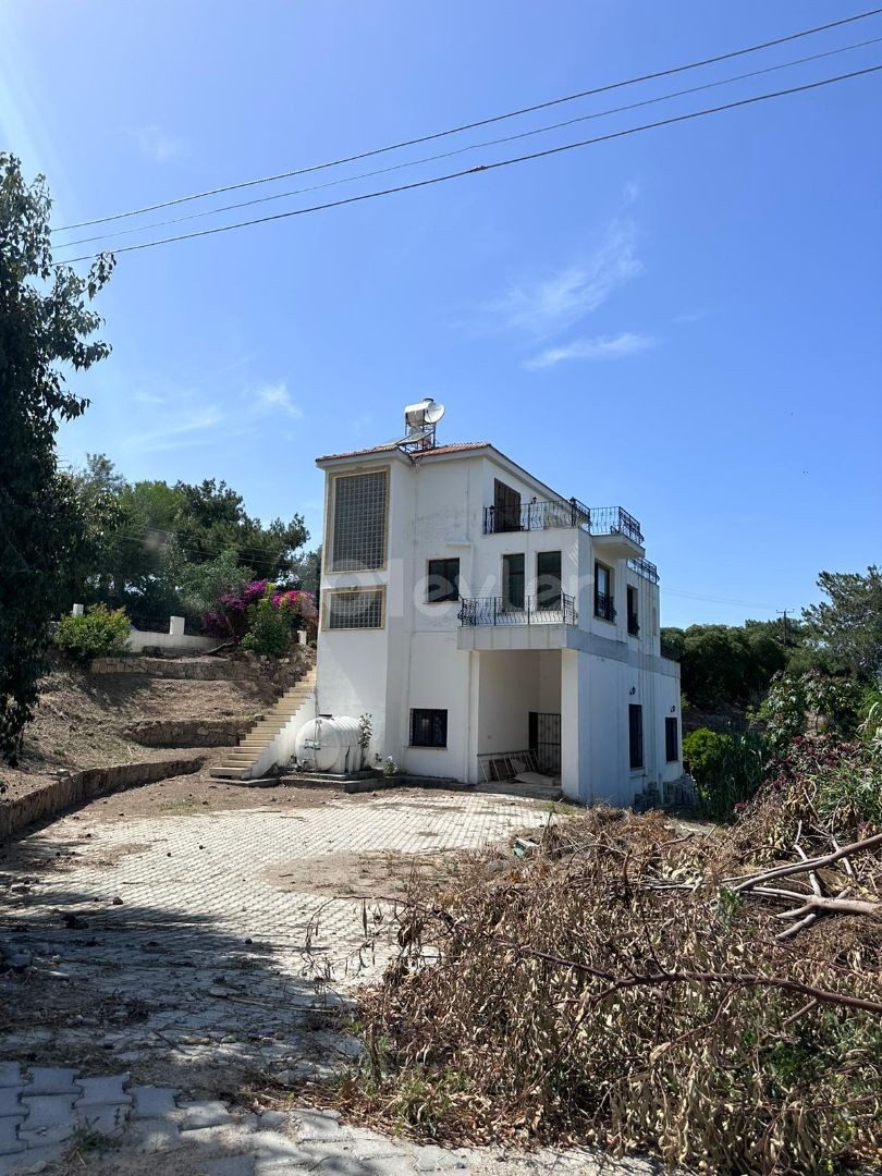 4+2 house for sale in Alsancak, 1 acre and 1 house in a plot of land !!!!!!