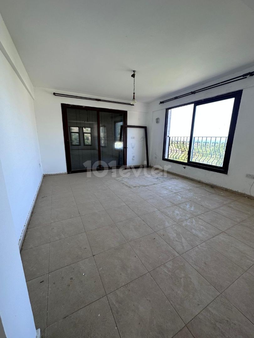 4+2 house for sale in Alsancak, 1 acre and 1 house in a plot of land !!!!!!