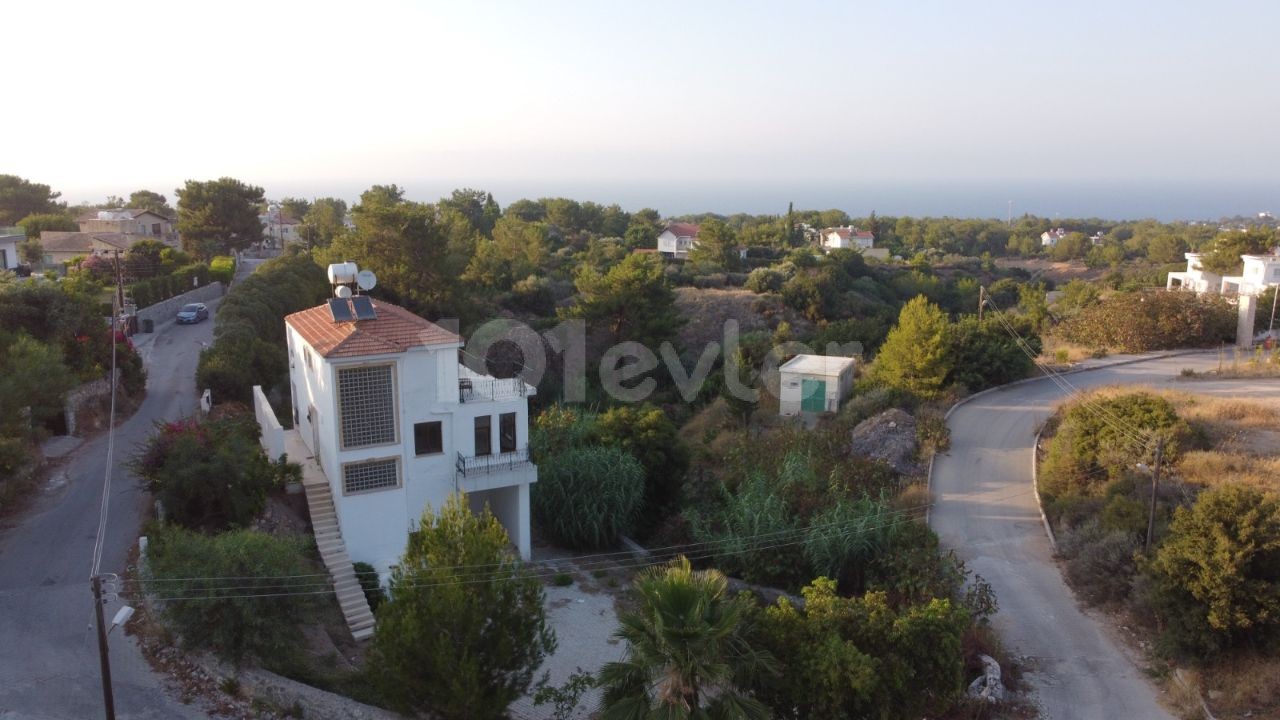 4+2 house for sale in Alsancak, 1 acre and 1 house in a plot of land !!!!!!