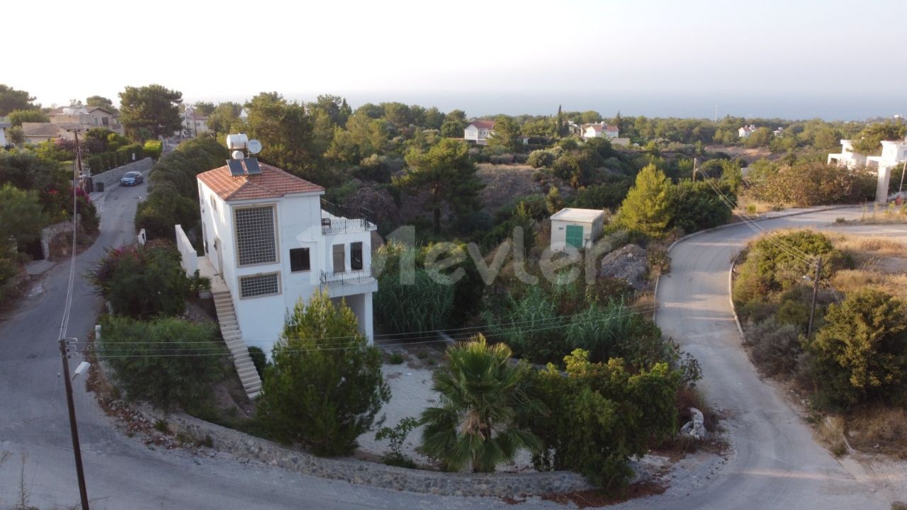 4+2 house for sale in Alsancak, 1 acre and 1 house in a plot of land !!!!!!