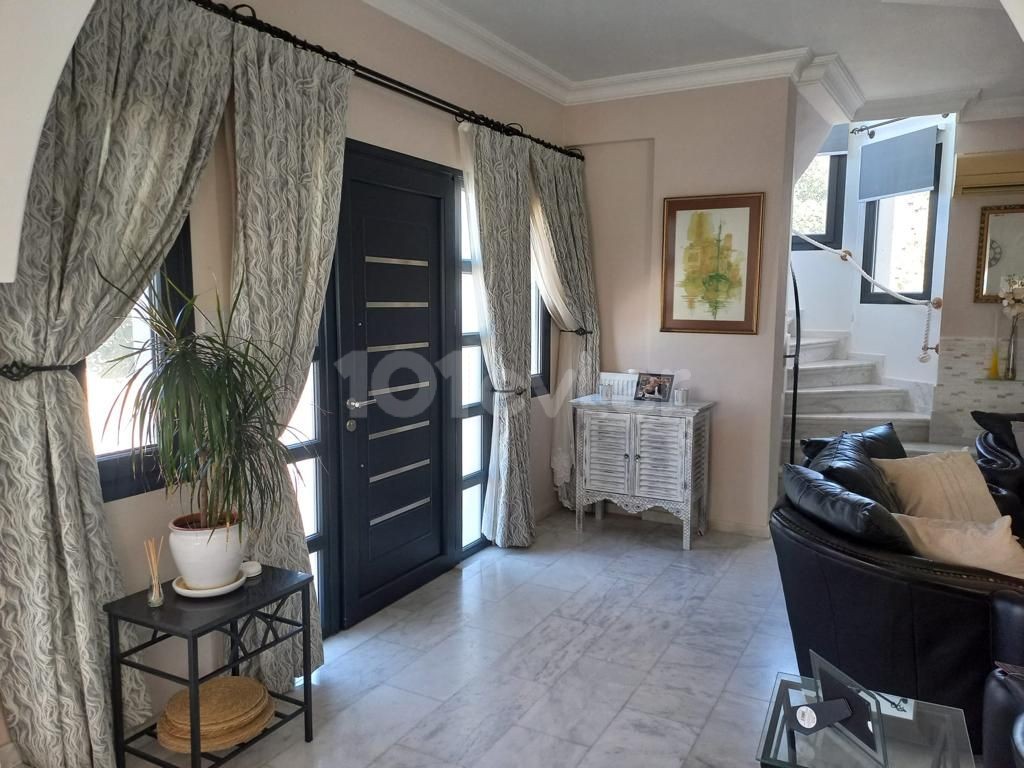 4+1 Luxus-Maisonette-Villa mit privatem Pool zur Tagesmiete in Çatalköy