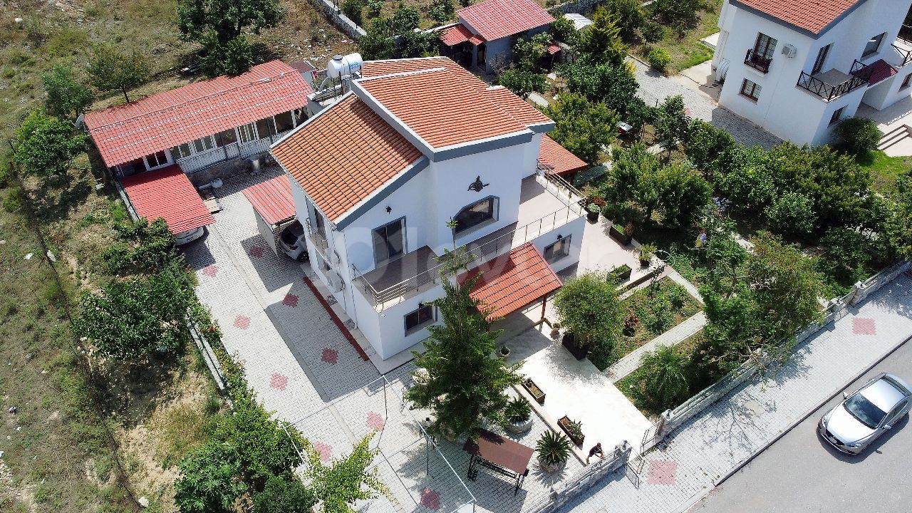 3+1 Villa zum Verkauf mit herrlichem Garten und Meerblick in Girne Arapköy