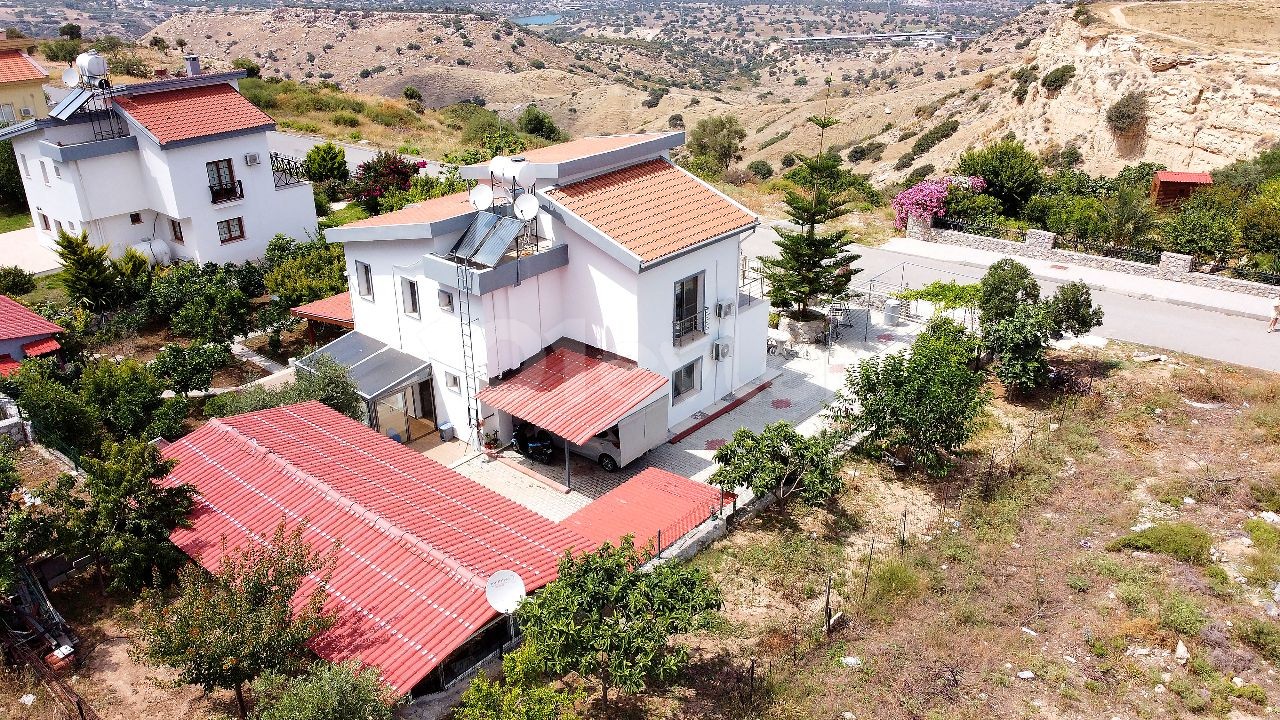 3+1 Villa zum Verkauf mit herrlichem Garten und Meerblick in Girne Arapköy