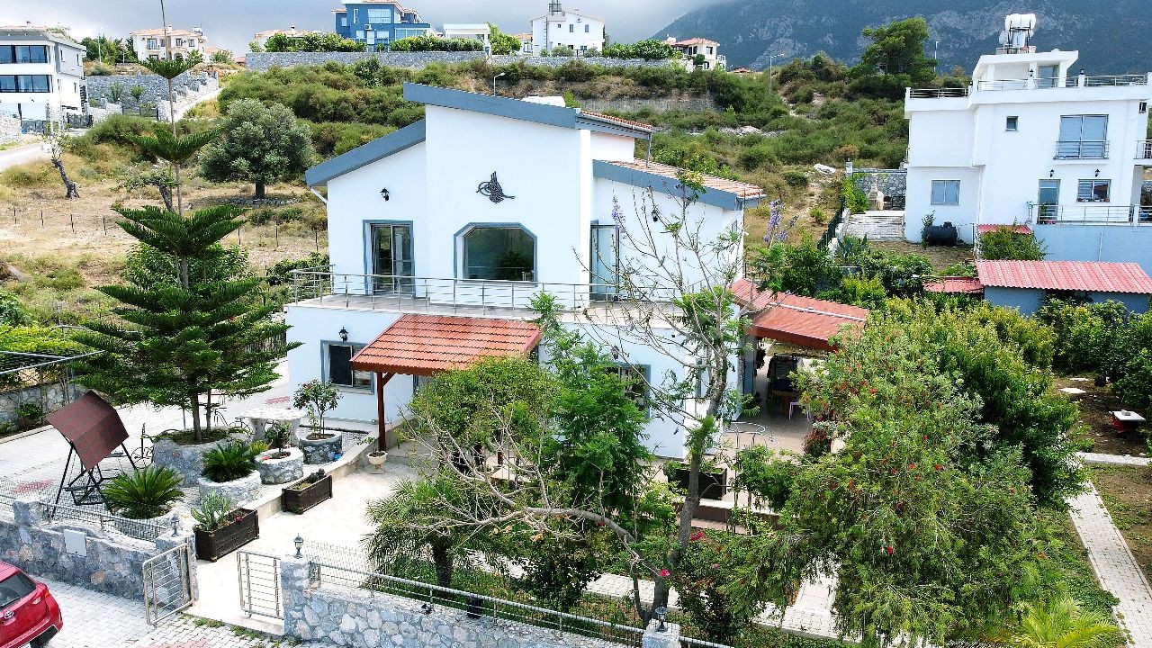 3+1 Villa zum Verkauf mit herrlichem Garten und Meerblick in Girne Arapköy