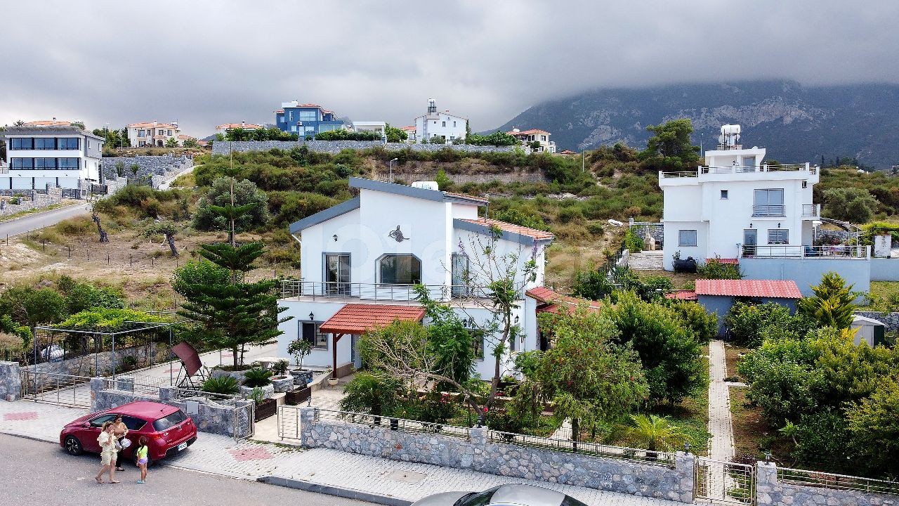 3+1 Villa zum Verkauf mit herrlichem Garten und Meerblick in Girne Arapköy