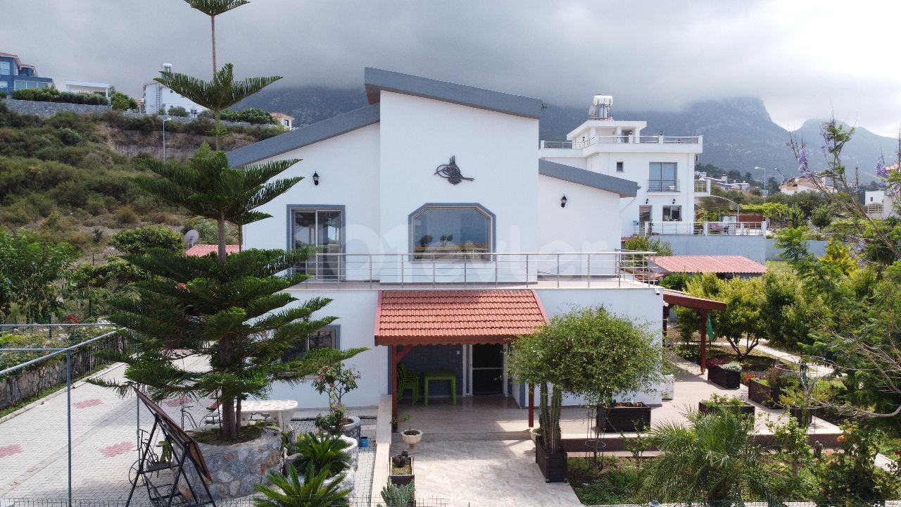 3+1 Villa zum Verkauf mit herrlichem Garten und Meerblick in Girne Arapköy