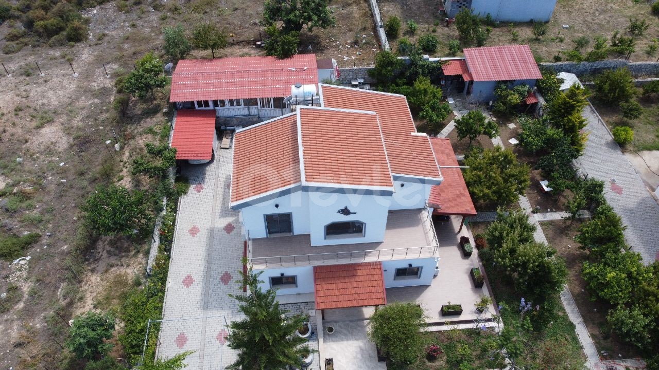 3+1 Villa zum Verkauf mit herrlichem Garten und Meerblick in Girne Arapköy