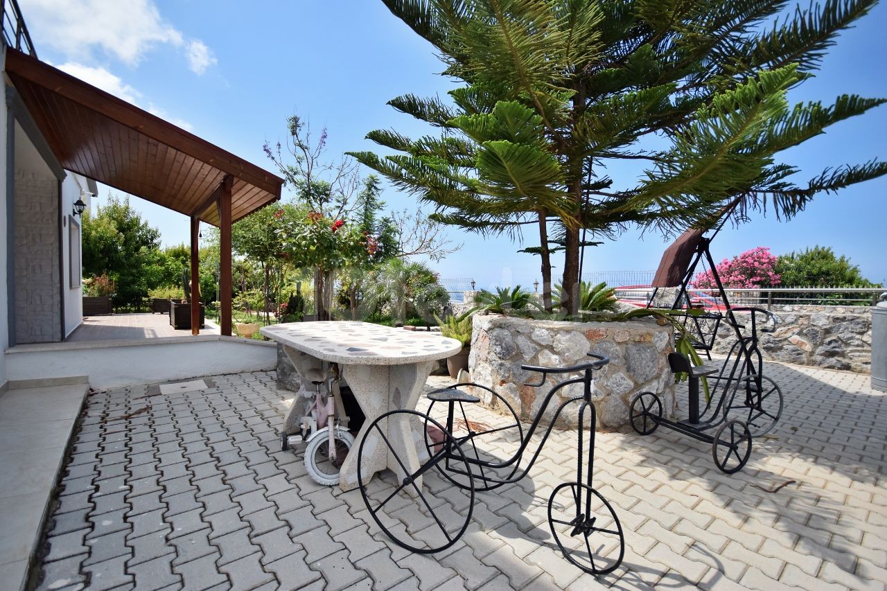 3+1 Villa zum Verkauf mit herrlichem Garten und Meerblick in Girne Arapköy