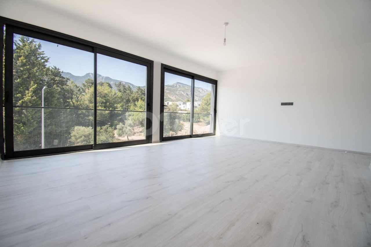 5+2 Triplex-Villa zum Verkauf in Kyrenia Çatalköy mit herrlichem Berg- und Meerblick