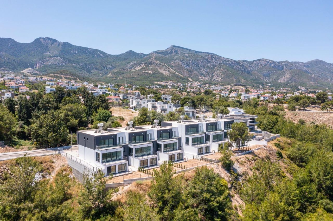 5+2 Triplex-Villa zum Verkauf in Kyrenia Çatalköy mit herrlichem Berg- und Meerblick