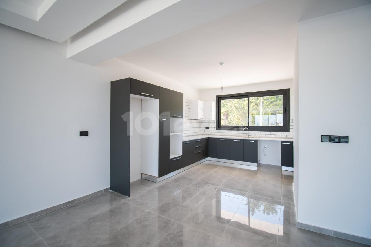 5+2 Triplex-Villa zum Verkauf in Kyrenia Çatalköy mit herrlichem Berg- und Meerblick