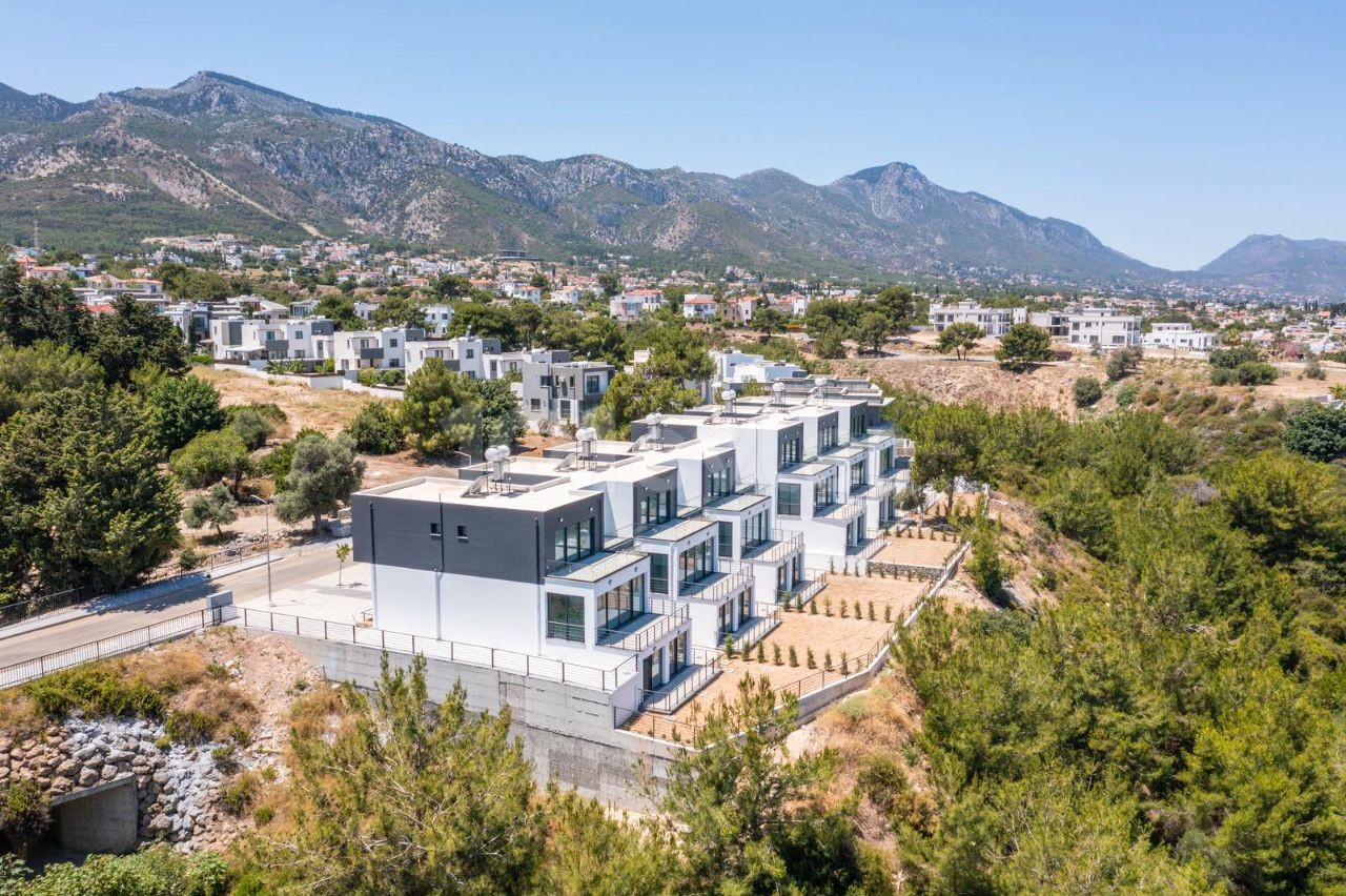 5+2 Triplex-Villa zum Verkauf in Kyrenia Çatalköy mit herrlichem Berg- und Meerblick