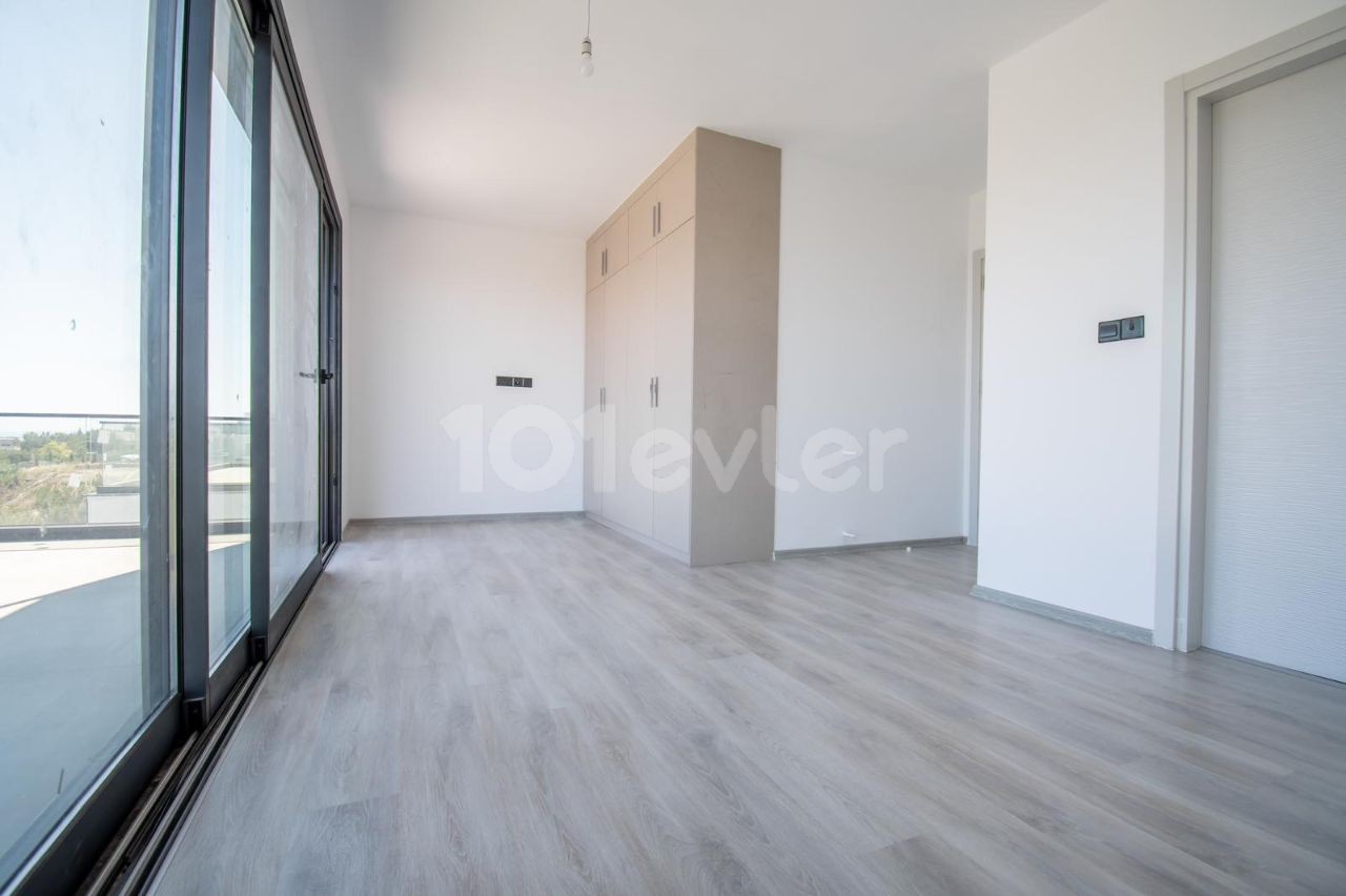 5+2 Triplex-Villa zum Verkauf in Kyrenia Çatalköy mit herrlichem Berg- und Meerblick