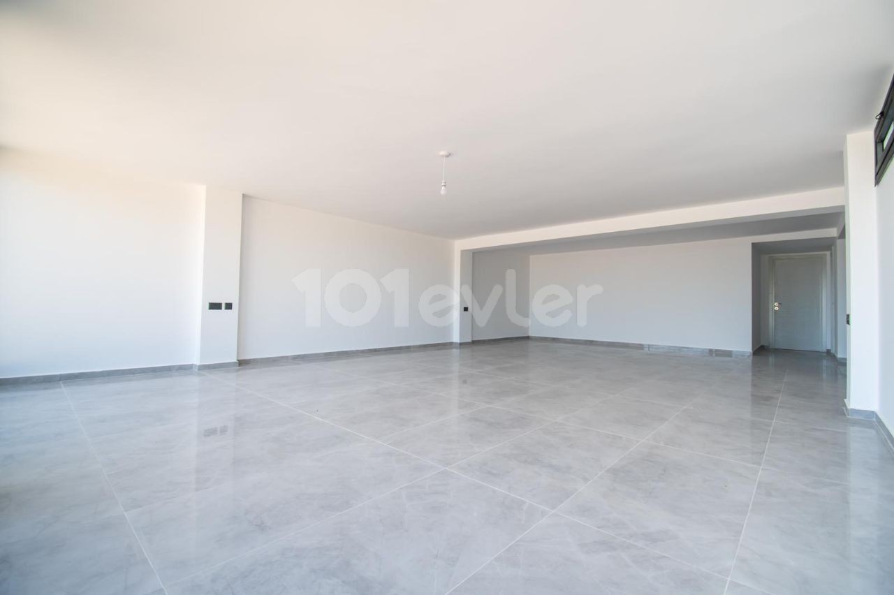 5+2 Triplex-Villa zum Verkauf in Kyrenia Çatalköy mit herrlichem Berg- und Meerblick