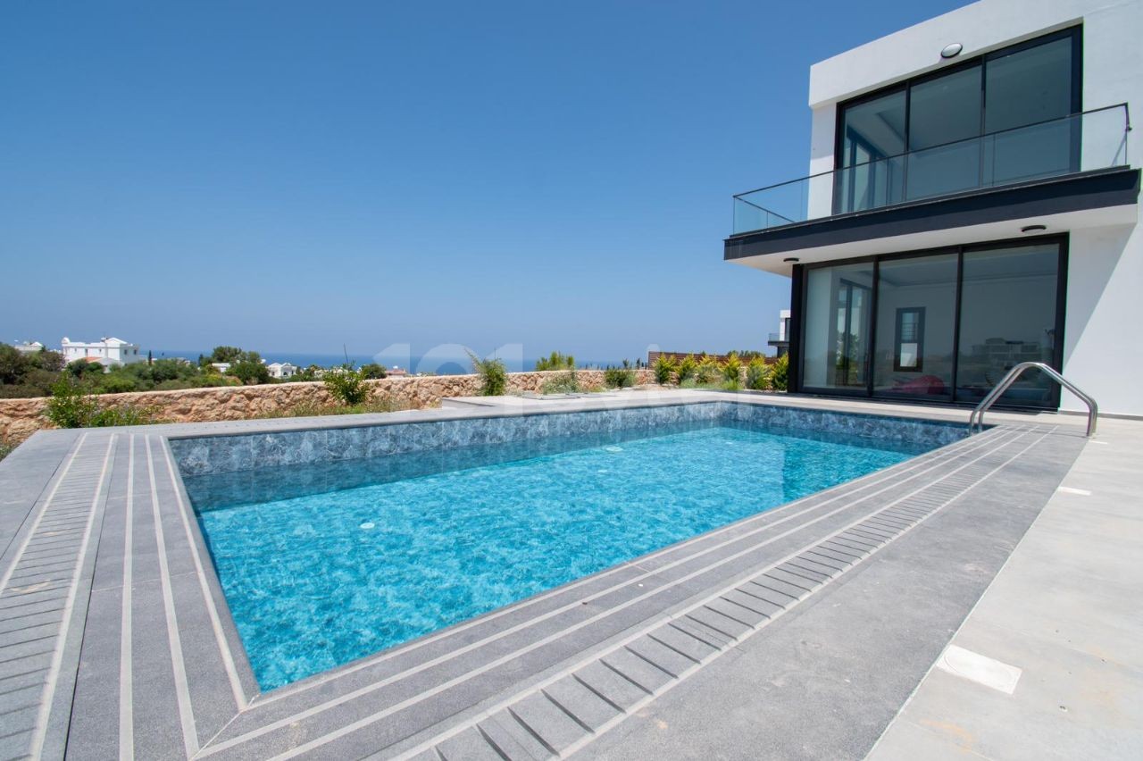 5+2 Triplex-Villa zum Verkauf in Kyrenia Çatalköy mit herrlichem Berg- und Meerblick