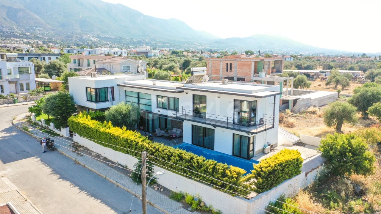 Girne Ozanköy'de  Satılık Özel Yapım Tarz Sahibi Villa Arayanlar İçin 4+3 Havuzlu