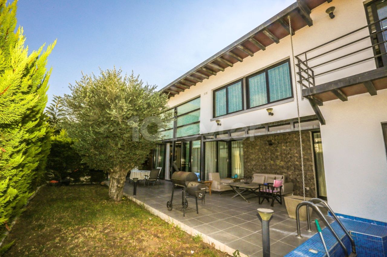 Für diejenigen, die eine maßgeschneiderte, stilvolle Villa zum Verkauf in Kyrenia Ozanköy suchen, 4+3 mit Pool