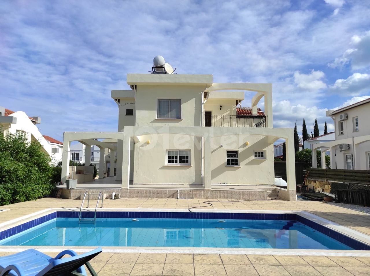 3+1 Villa mit großem Grundstück, freistehendem Pool und Garten zum Verkauf in Kyrenia Alsancak, nur wenige Gehminuten vom Meer entfernt