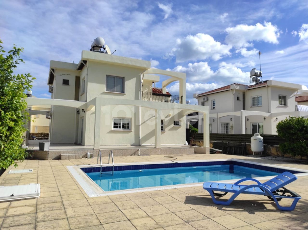 3+1 Villa mit großem Grundstück, freistehendem Pool und Garten zum Verkauf in Kyrenia Alsancak, nur wenige Gehminuten vom Meer entfernt