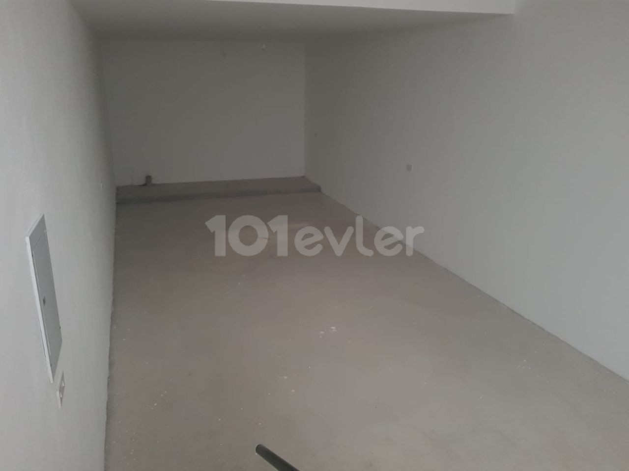 3-storey shop for rent in Karaoğlanoğlu, including a basement and a second floor