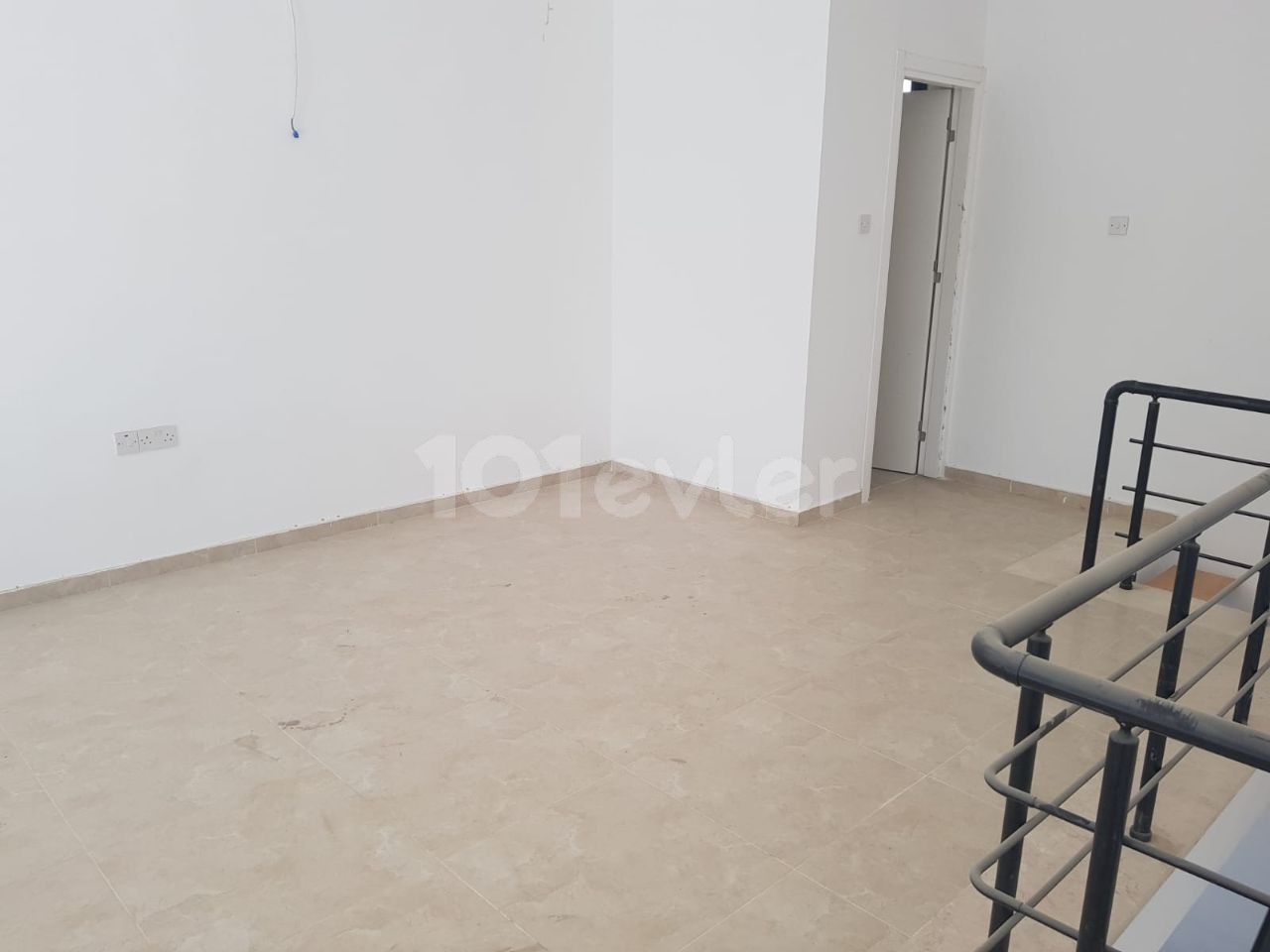 3-storey shop for rent in Karaoğlanoğlu, including a basement and a second floor