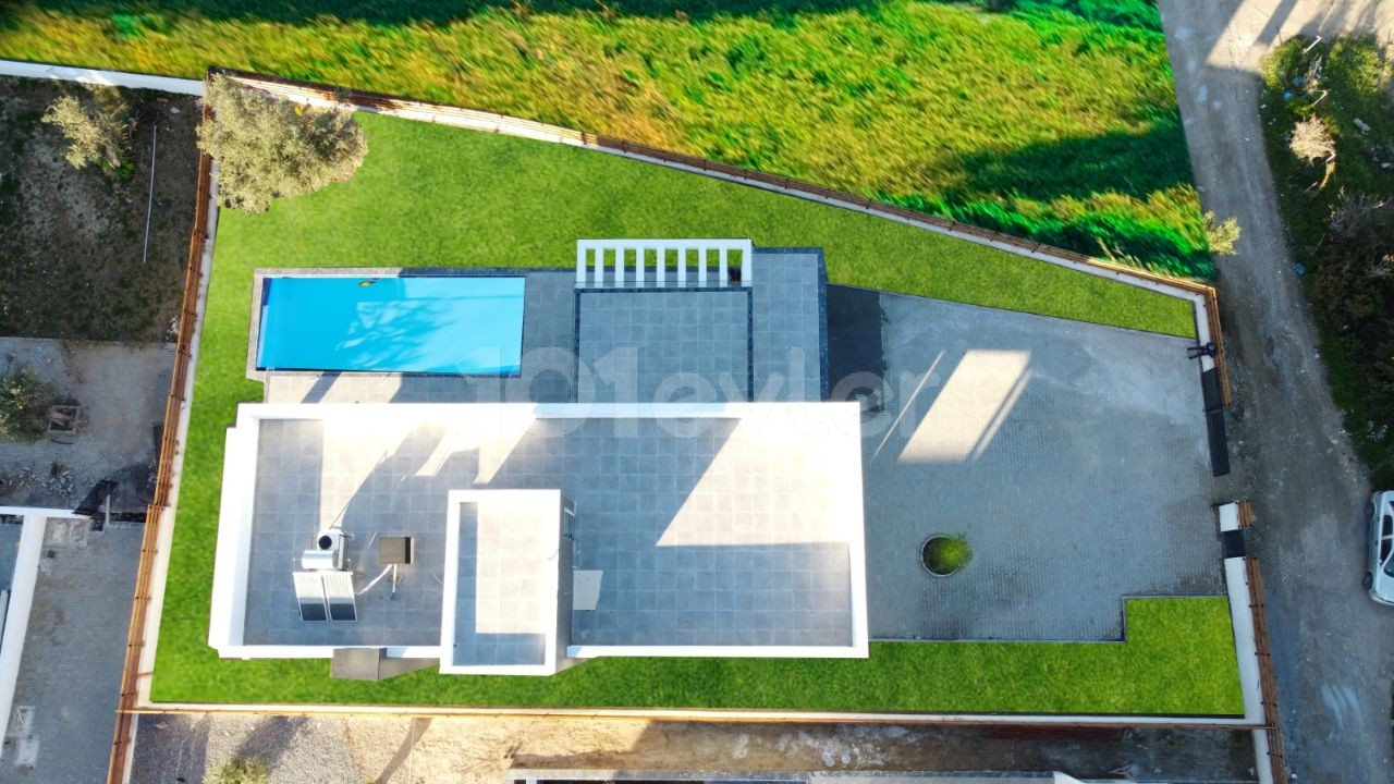 Girne Alsancak'ta Lüks 5+1 Deniz ve Dağ Manzaralı Havuzlu Bahçeli Satılık Villa