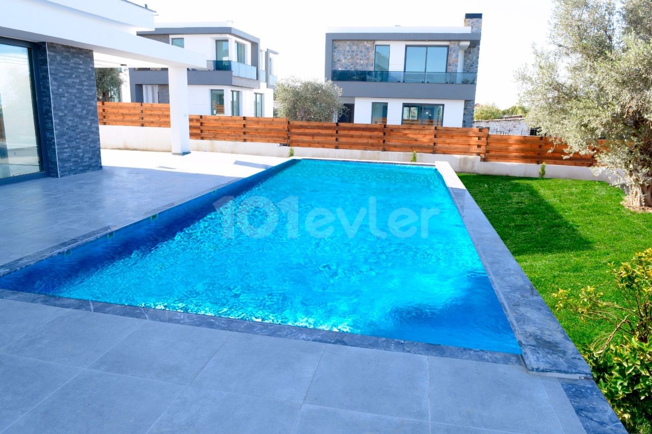 Girne Alsancak'ta Lüks 5+1 Deniz ve Dağ Manzaralı Havuzlu Bahçeli Satılık Villa