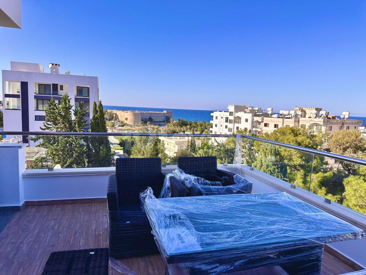 Ultraluxuriöse 3+1-Penthouse-Wohnung zur Miete in herrlicher Lage im Zentrum von Kyrenia, mit Blick auf das Meer und die Burg, nur wenige Gehminuten vom Markt entfernt