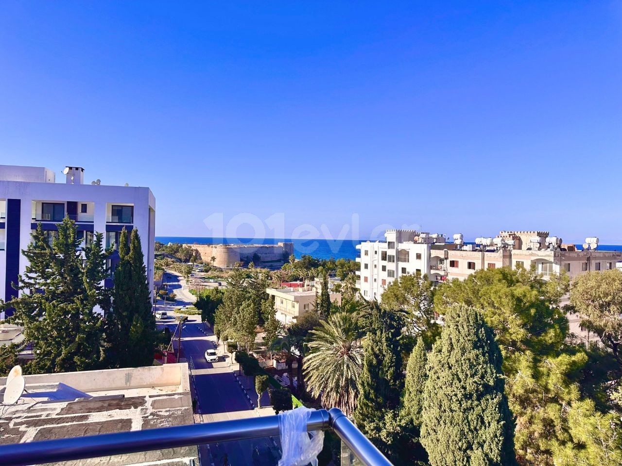 Girne Merkez'de Muhteşem Konumda Deniz ve Kale Manzaralı Çarşıya Yürüme Mesafesinde Ultra Lüks Kiralık 3+1 Penthouse Daire