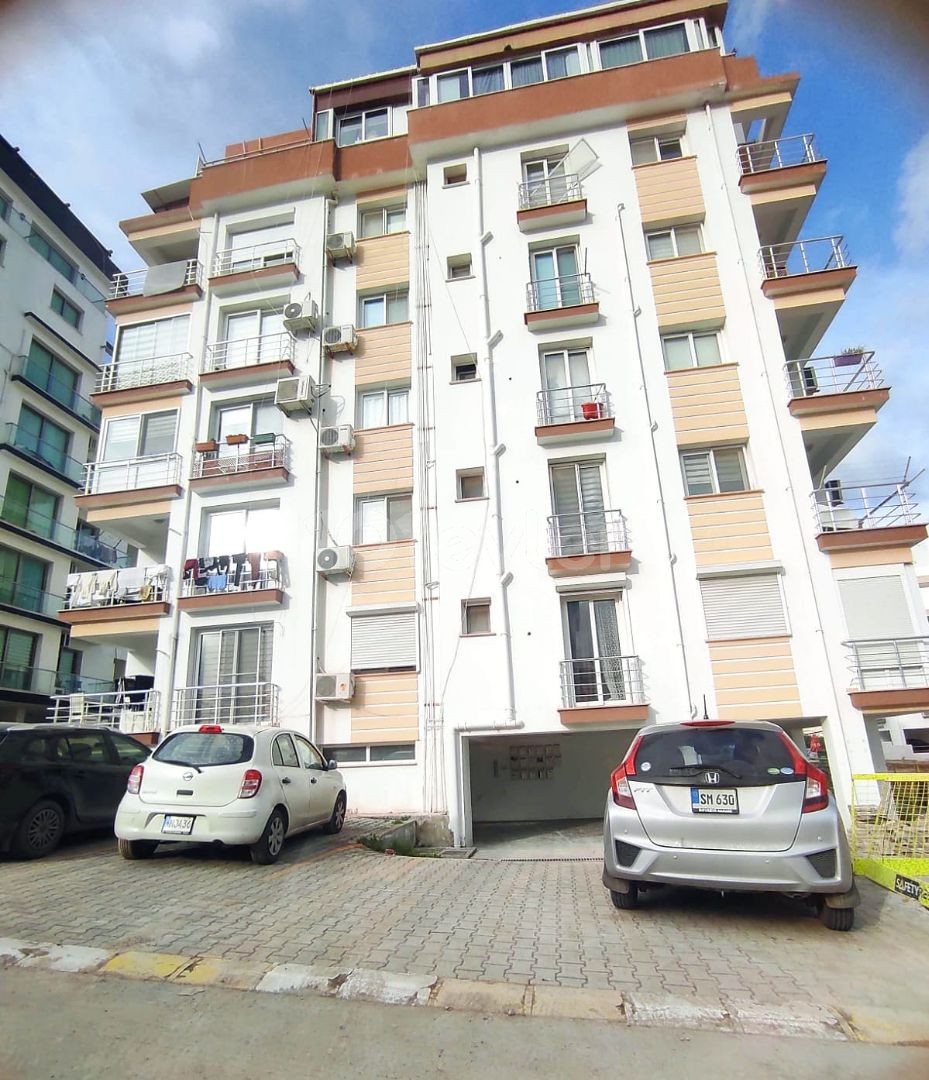 آپارتمان 3+1 با عنوان ترکی برای فروش در مرکز گیرنه، در فاصله پیاده روی تا شهرداری و بازار، مناسب برای سرمایه گذاری و سکونت